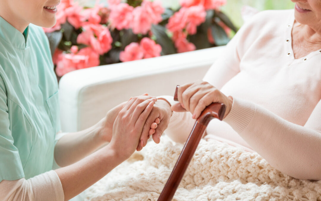 „Spokojna seniorka, brak nocnych pobudek” – jak weryfikować takie deklaracje